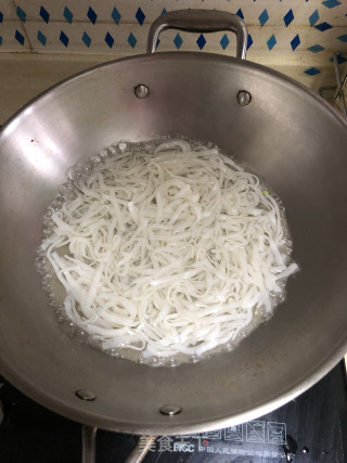 三色蔬菜炒牛河的做法步骤：3