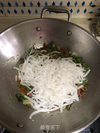 三色蔬菜炒牛河的做法步骤：6