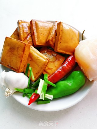 豆干炒鸡胸肉的做法步骤：1