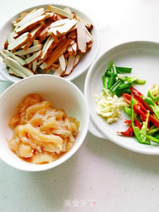 豆干炒鸡胸肉的做法步骤：2
