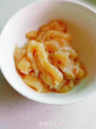 豆干炒鸡胸肉的做法步骤：3