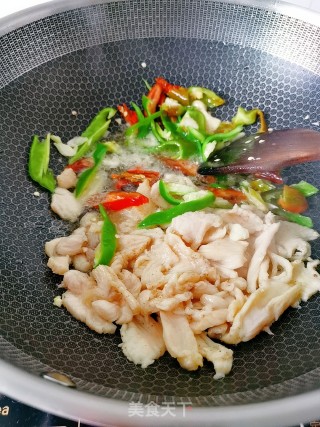 豆干炒鸡胸肉的做法步骤：6