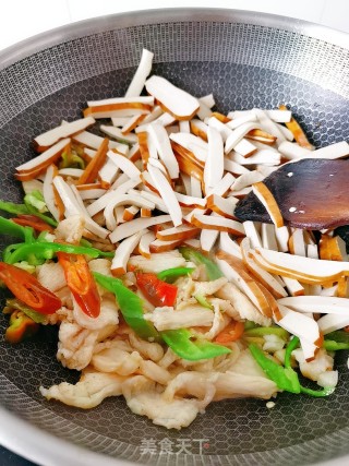 豆干炒鸡胸肉的做法步骤：7