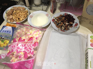 彩色坚果雪花酥的做法步骤：1