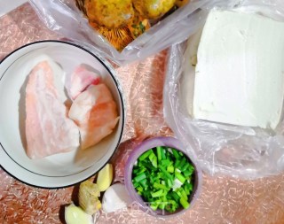 鲜美野松菌豆腐肉片汤的做法步骤：2