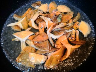 鲜美野松菌豆腐肉片汤的做法步骤：6