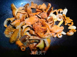 鲜美野松菌豆腐肉片汤的做法步骤：8