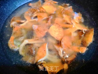 鲜美野松菌豆腐肉片汤的做法步骤：9