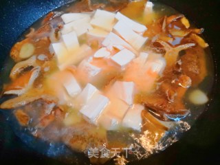 鲜美野松菌豆腐肉片汤的做法步骤：10