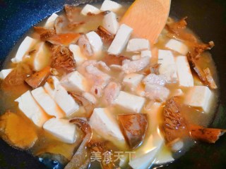 鲜美野松菌豆腐肉片汤的做法步骤：12