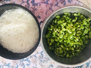 豆角焖饭的做法步骤：1