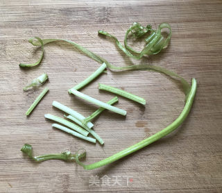 山芋藤炒辣椒的做法步骤：2