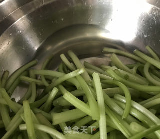 山芋藤炒辣椒的做法步骤：4