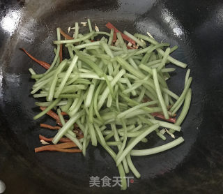 山芋藤炒辣椒的做法步骤：7