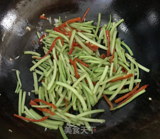山芋藤炒辣椒的做法步骤：8