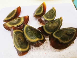 青椒舂皮蛋的做法步骤：4