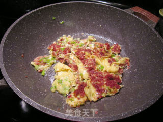 罐头牛肉炒蛋--快手菜的做法步骤：7