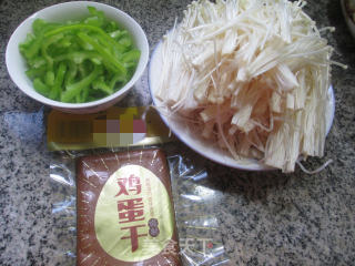 青椒鸡蛋干炒金针菇的做法步骤：1