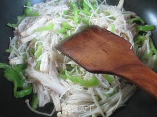 青椒鸡蛋干炒金针菇的做法步骤：3