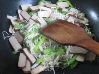 青椒鸡蛋干炒金针菇的做法步骤：4