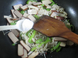 青椒鸡蛋干炒金针菇的做法步骤：5