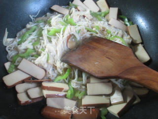青椒鸡蛋干炒金针菇的做法步骤：7
