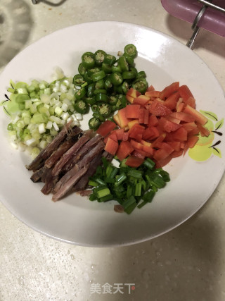 熊掌豆腐烧腊肉的做法步骤：2