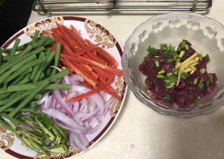 鲜香三色牛肉丝的做法步骤：1