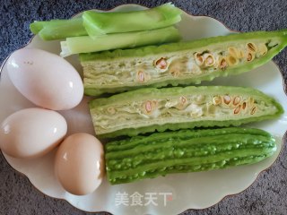 ????快手餐????苦瓜炒鸡蛋的做法步骤：1