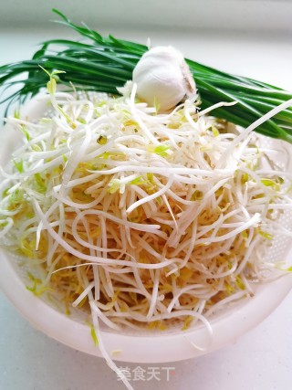 炒绿豆芽的做法步骤：1