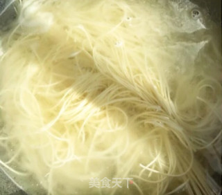 木耳鸡蛋打卤面的做法步骤：4