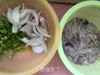 青椒洋葱炒鱿鱼须的做法步骤：1