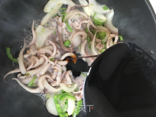 青椒洋葱炒鱿鱼须的做法步骤：5