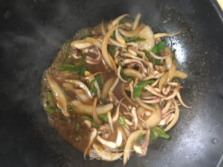 青椒洋葱炒鱿鱼须的做法步骤：6