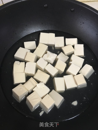 鸭蛋黄烧豆腐的做法步骤：2