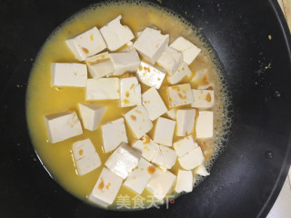 鸭蛋黄烧豆腐的做法步骤：4