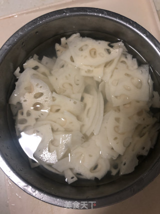 凉拌麻辣藕片的做法步骤：1