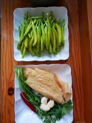 快手菜凉拌黄花菜的做法步骤：1