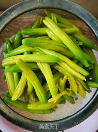 快手菜凉拌黄花菜的做法步骤：3