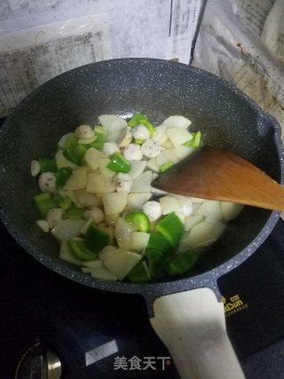 土豆青椒炒鱼丸的做法步骤：5