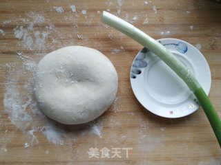 葱花油饼的做法步骤：1