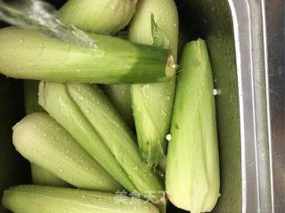 带壳煮玉米的做法步骤：1