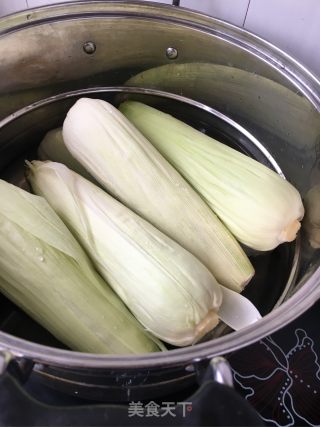 带壳煮玉米的做法步骤：2