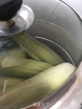 带壳煮玉米的做法步骤：3