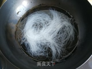 蒜蓉粉丝蒸生蚝的做法步骤：3