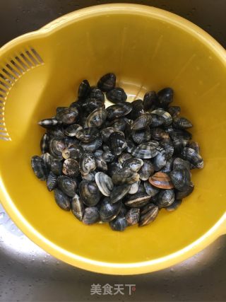 麻辣椒炒花蛤蜊的做法步骤：2