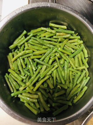 凉拌麻酱豇豆的做法步骤：1