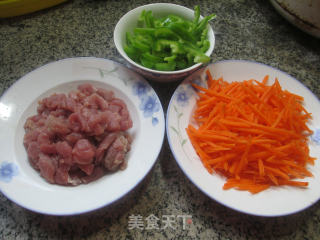 青椒胡萝卜炒里脊肉的做法步骤：1