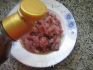 青椒胡萝卜炒里脊肉的做法步骤：2