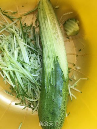 黄瓜扇贝水饺的做法步骤：2